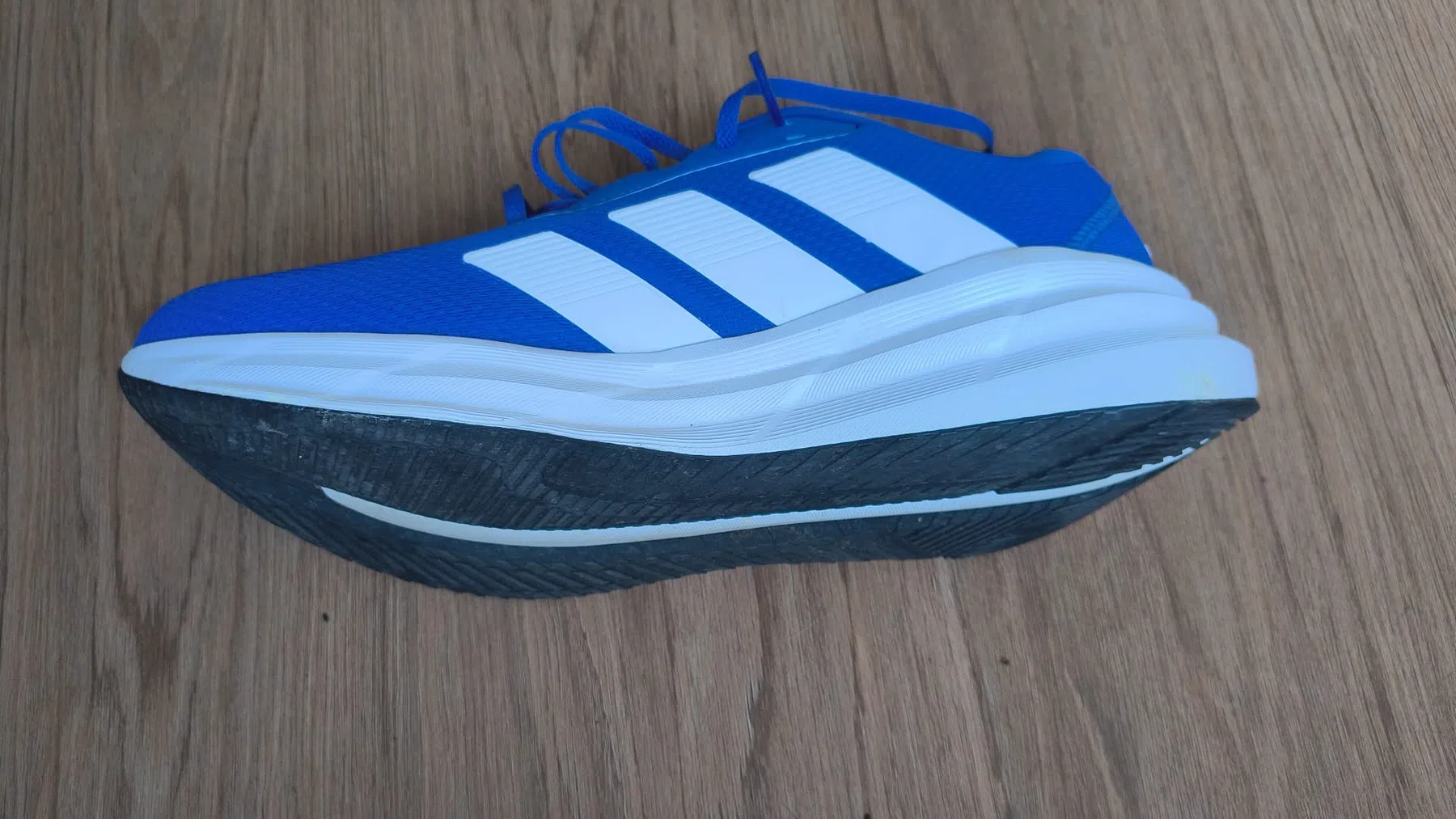 De zool lijkt heel duurzaam en geeft prima grip